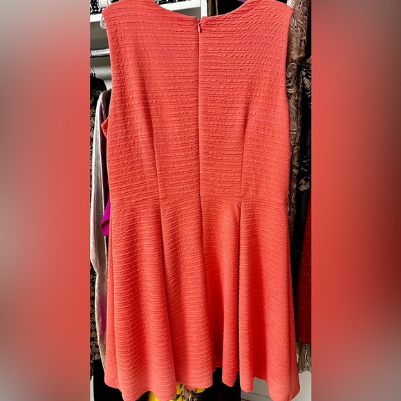 Elegant and Stretchy Salmon / Peach-colored Dress 👗 size 18 - Picture 4 of 8